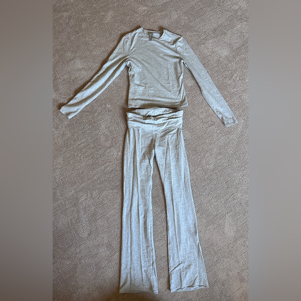 Skims Light Gray Two-Piece Lounge Set - Long Sleeve Top & Flared Pants